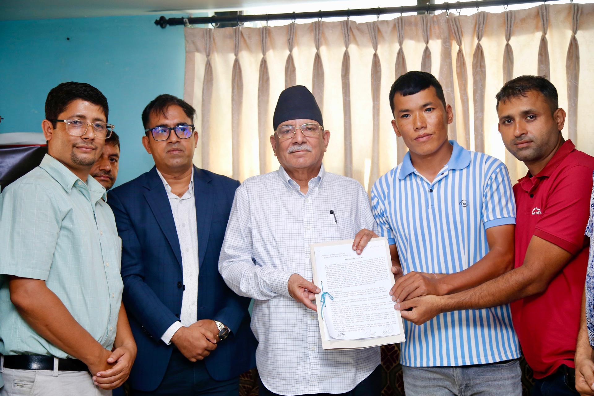 हेटौडा सिमेन्टका कर्मचारीहरुले भेटे प्रचण्डलाई, उद्योगलाई घाटा रहित बनाई सञ्चालनमा ल्याउन पहल गरिदिन आग्रह